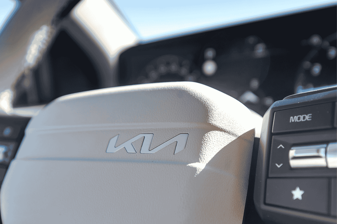Wynajem długoterminowy KIA vs leasing – co się bardziej opłaca firmie w 2026 roku?