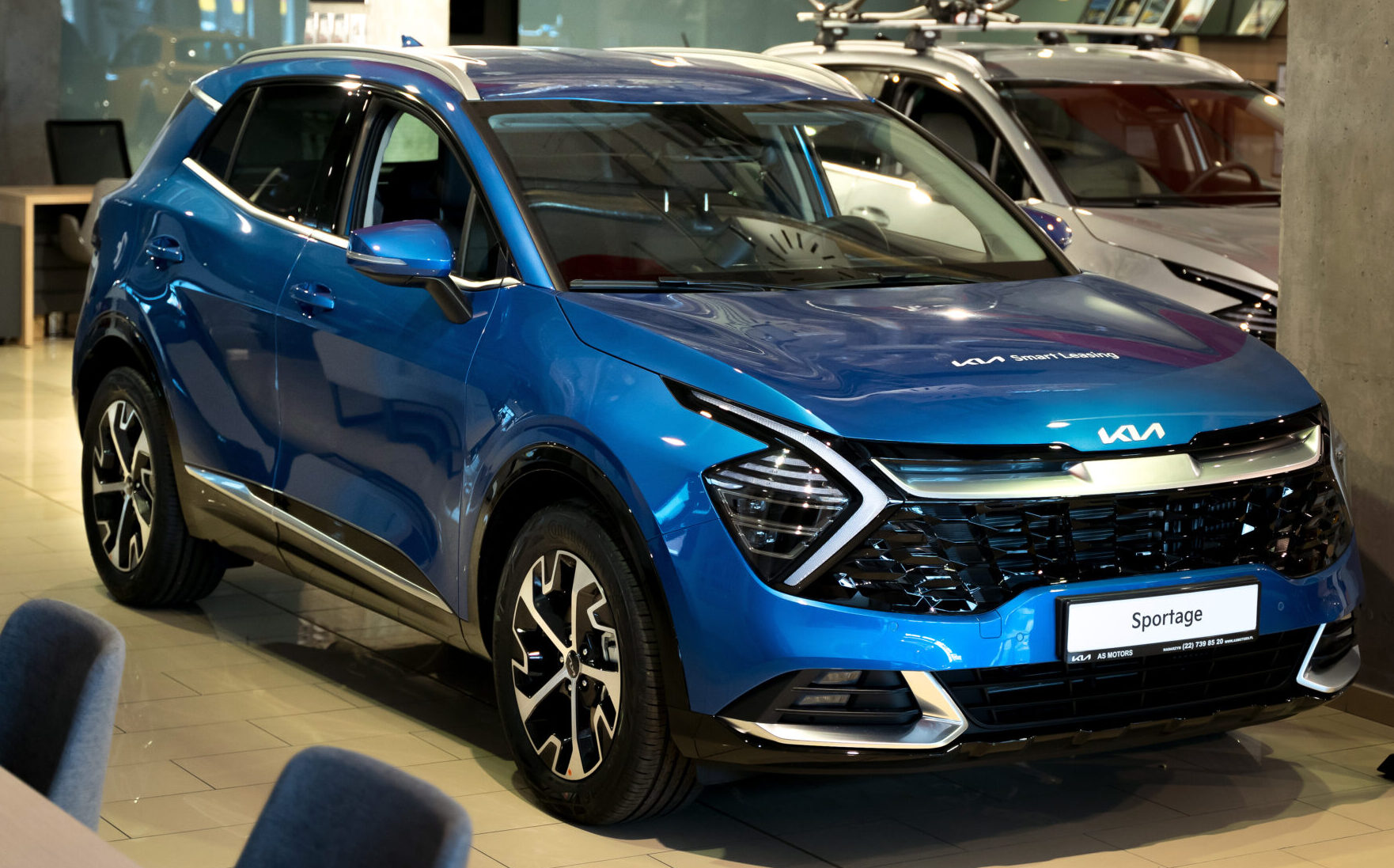 Lakiernicy autoryzowanego serwisu Kia AS Motors przy pracy