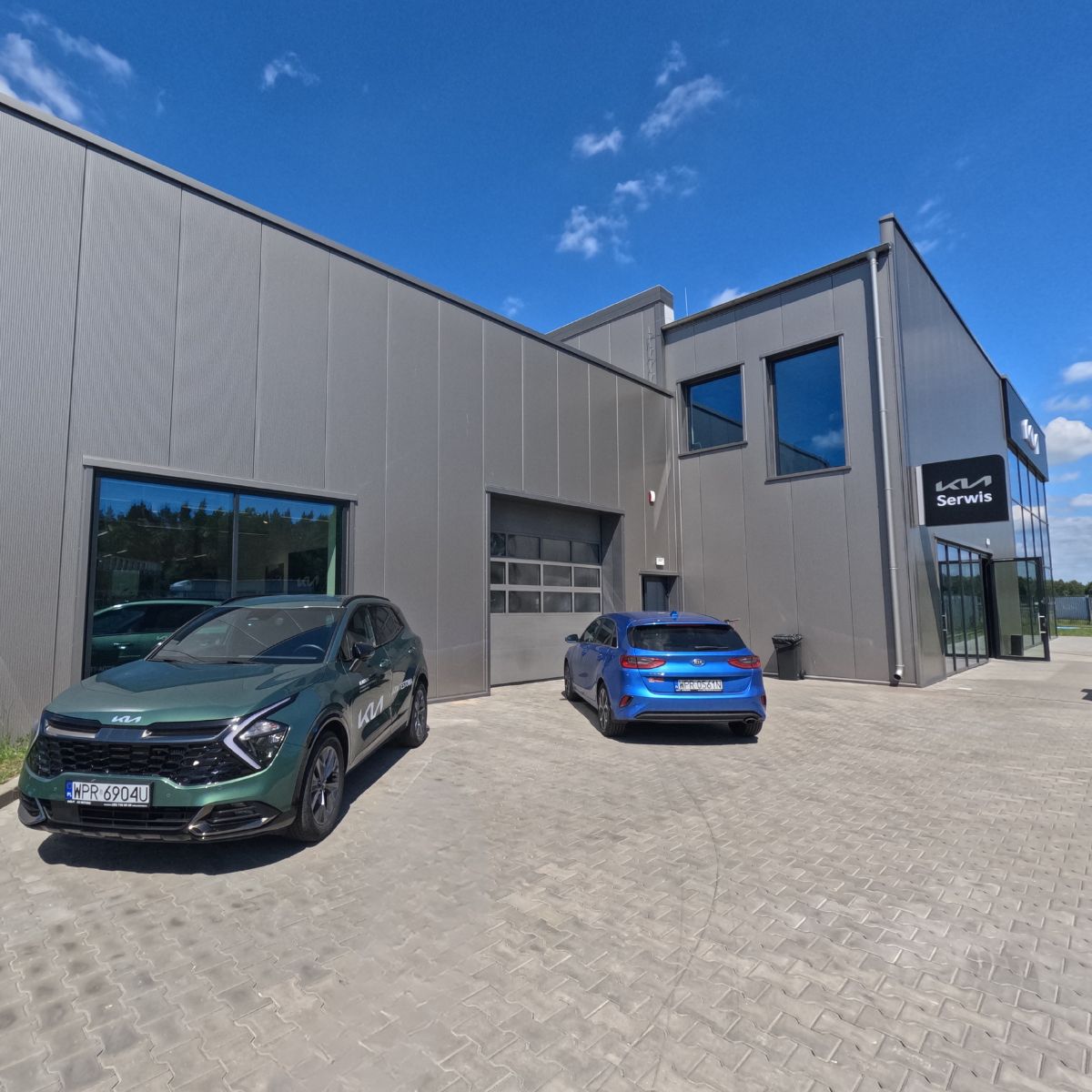 Mechanicy autoryzowanego serwisu Kia AS Motors przy pracy