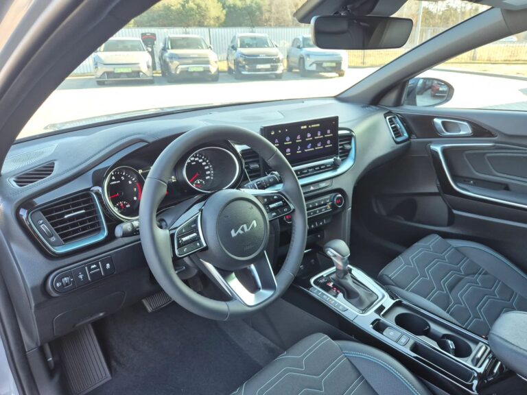 KIA X-CEED 1,6T-GDI 7DCT • wersja Tribiute • Bogata wersja wyposażenia - zdjęcie 10