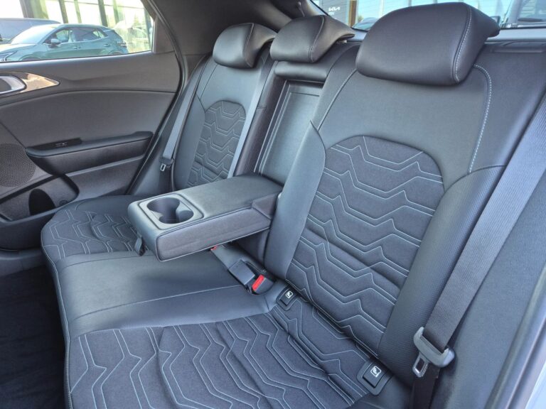 KIA X-CEED 1,6T-GDI 7DCT • wersja Tribiute • Bogata wersja wyposażenia - zdjęcie 16